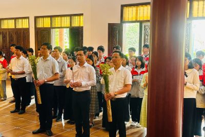 Sáng ngày 09/03/2026 Trường THCS Hải Hậu gồm Ban giám hiệu, các thầy cô giáo dạy các đội tuyển HSG và các em học sinh các đội tuyển học sinh giỏi đã dâng hương tại Đền liệt sĩ Hải Hậu